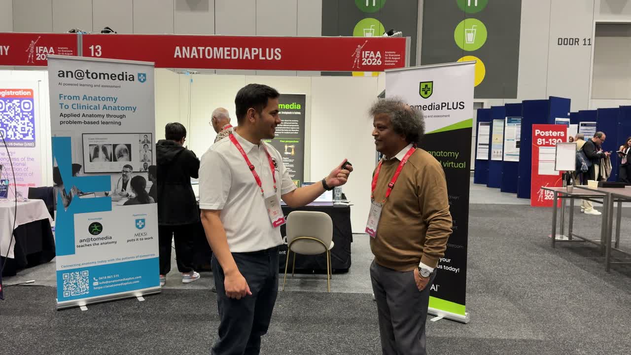 A conversation at the anatomediaPLUS stand